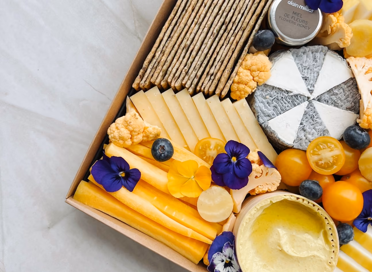 Grand Van Gogh avec Sainte-Maure-de-Touraine, découpes de fromages, carottes jaunes, légumes crus, crackers et dips