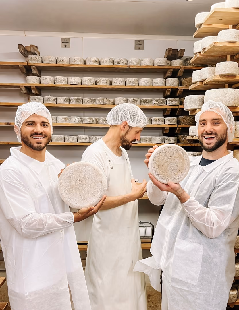 Tom Tarsiguel et Jorge Velandia découvrant les caves de fromages d'un de nos fournisseurs