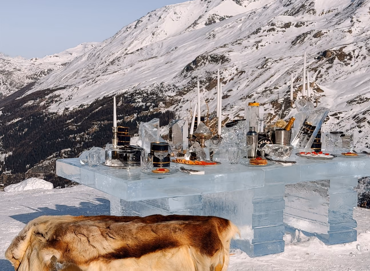 Vue d’ensemble de la table de glace et de la scénographie Art de la table Kaviari, avec le Mont-Blanc en arrière-plan