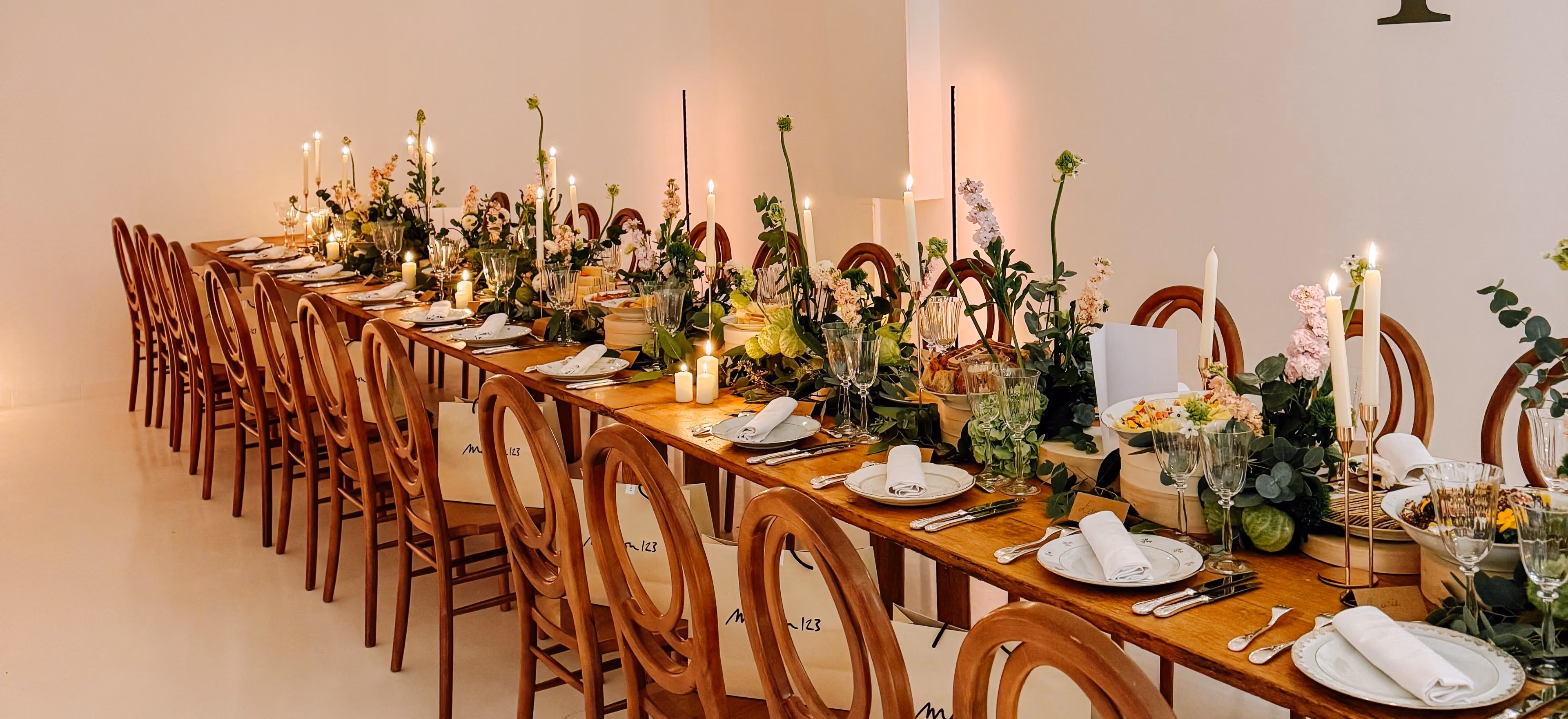 Scénographie florale de table pour un dîner assis Maison 123