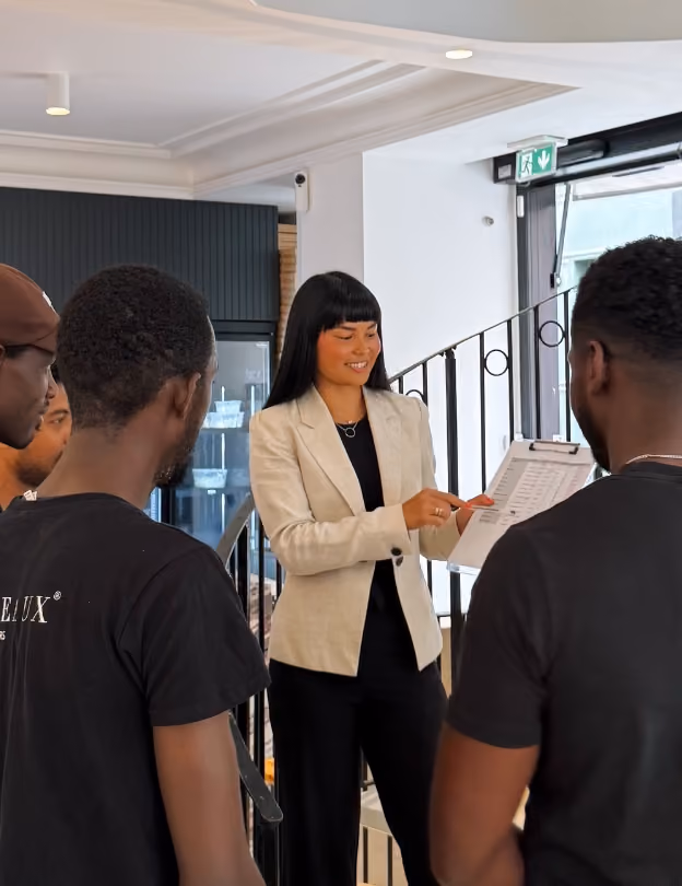 Clara Pélois qui présente l'organisation d'un évènement à venir à l'équipe production de Tableaux Paris