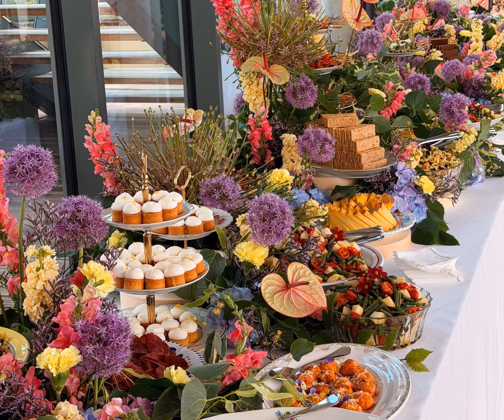 Buffet décoré de fleurs et de mets signature de Tableaux Paris 