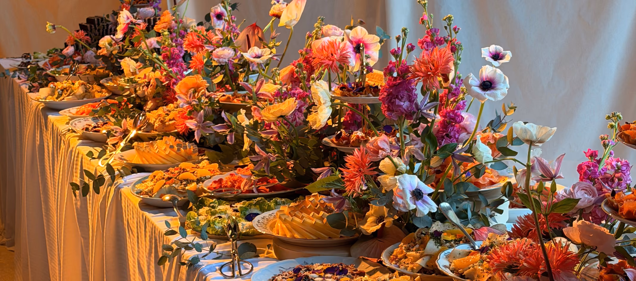 Scénographie florale de table pour un dîner assis Maison 123