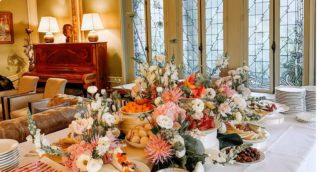Scénographie Art de la table signée Tableaux Paris, avec pièces cocktail présentées sur des miroirs