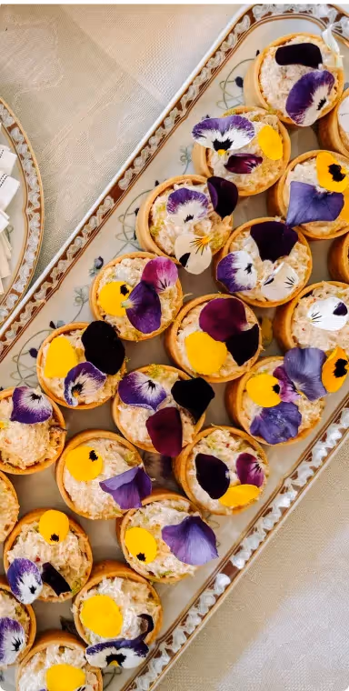 Pièces cocktails au tourteau royal et décoré de pétales de fleurs fraîches
