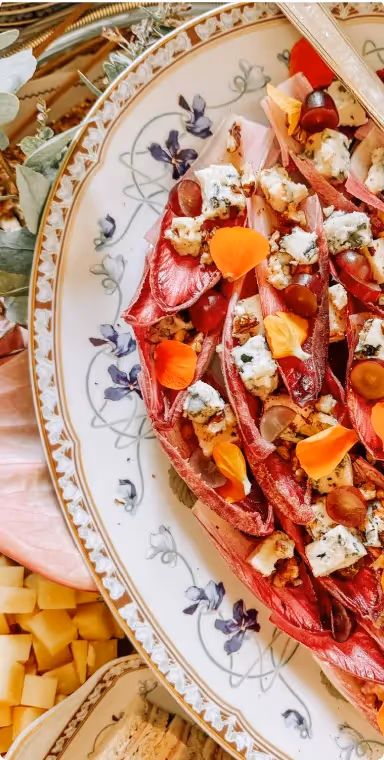Salade présentée sur une table fleurie