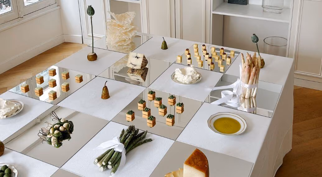 Scénographie Art de la table signée Tableaux Paris, avec pièces cocktail présentées sur des miroirs