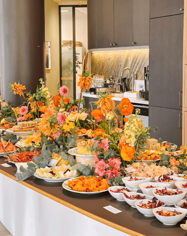 Buffet fleuri et scénographié dans un esprit champêtre, accompagné d’un assortiment de pièces signature Tableaux Paris