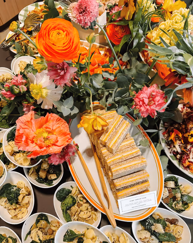 Focus sur des pièces cocktail et des découpes de fromages signature de Tableaux Paris