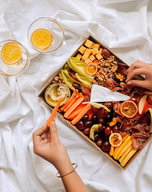 Grand Tableaux Grandiose de L’Apéro par Tableaux Paris sur Uber Eats, présenté sur une nappe de pique-nique