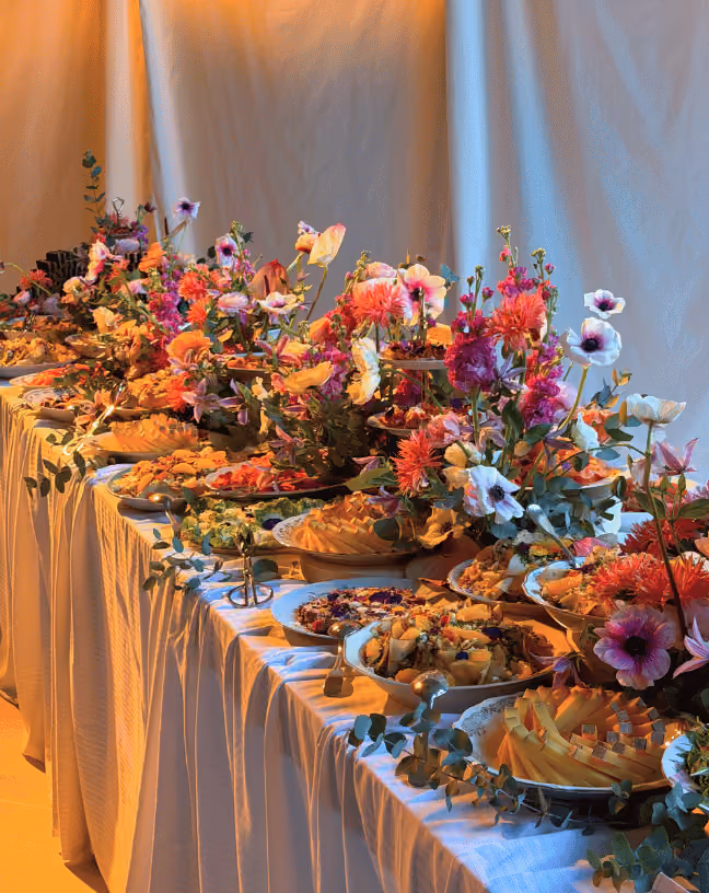 Buffet de mariage généreux et scénographié en volume et en hauteur, dans un univers floral coloré, lumineux et dynamique