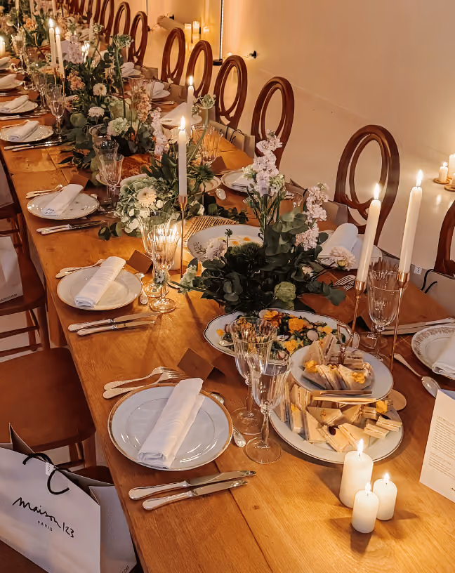 Focus sur les assiettes et les détails de la table scénographiée depuis la place d’un invité