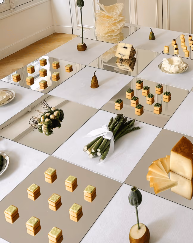 Focus sur les pièces cocktail signature et les détails de la scénographie de table