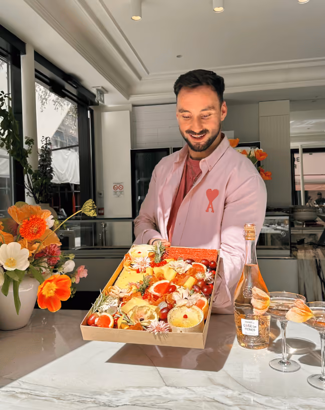 Tom Tarsiguel présentant le plateau apéritif sur mesure imaginé pour le lancement d’une nouvelle cuvée Gérard Bertrand