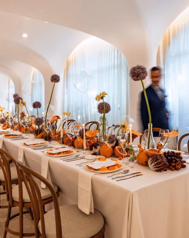 Vue d’ensemble d’une scénographie Art de la table sur mesure pour un dîner assis Gérard Bertrand