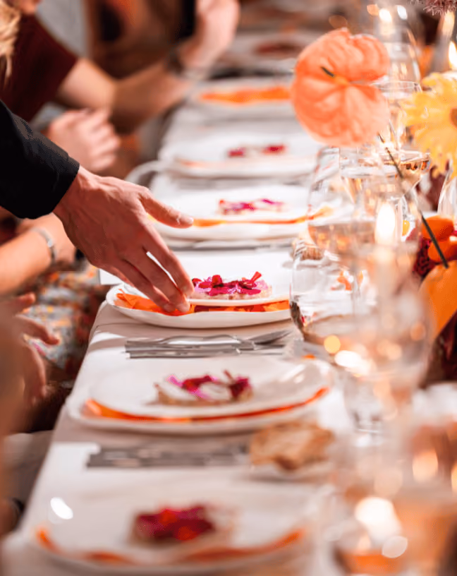 Focus sur le service à l’assiette lors du dîner assis sur mesure réalisé pour Gérard Bertrand