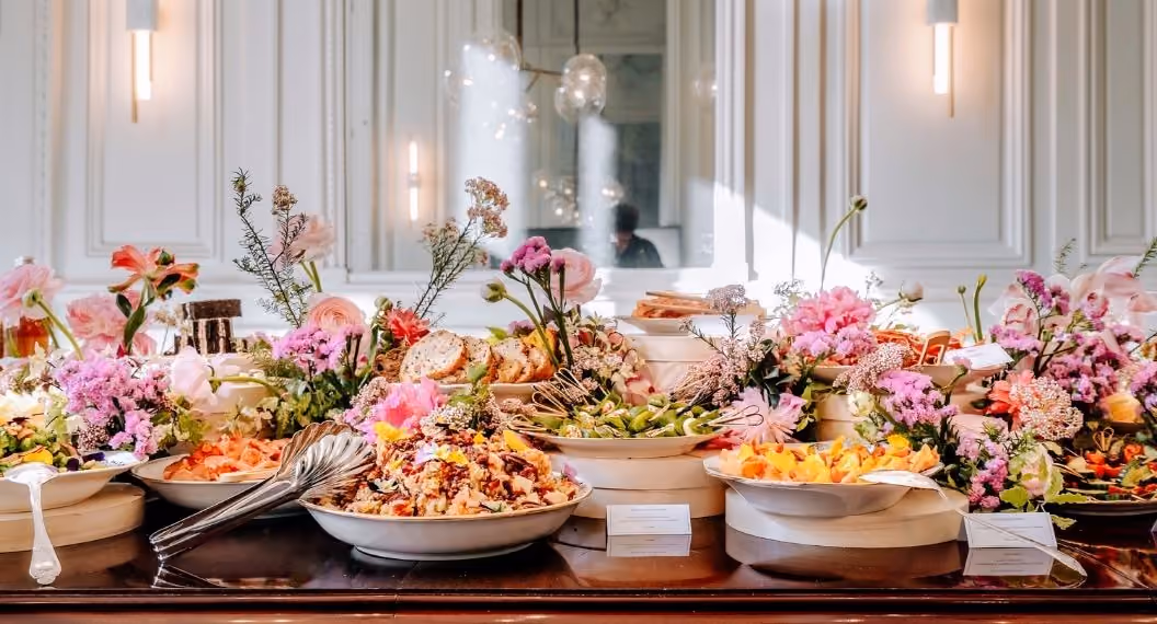 Scénographie Art de la table signée Tableaux Paris, avec pièces cocktail présentées sur des miroirs