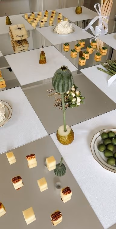 Pièces cocktails présentées sur des miroirs