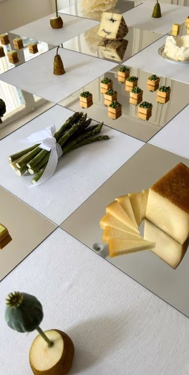 Focus sur une découpe de fromage apposée sur un miroir