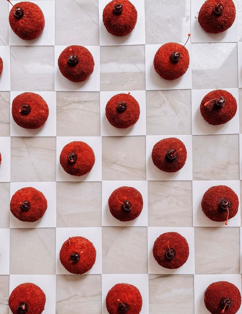 Boules de fromage de chèvre rouge et couverture velvet à la cerise