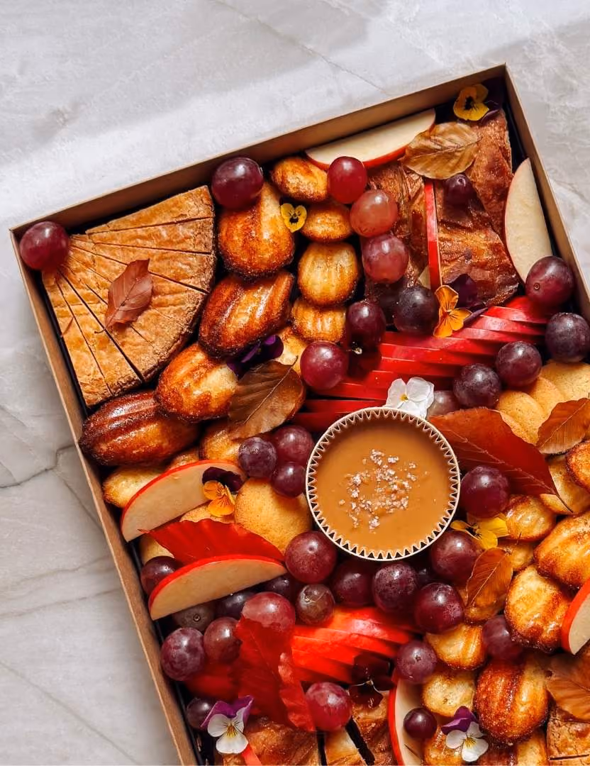 Plateau sucré brunch prêt à l'emploi composé de madeleines, de gâteaux bretons