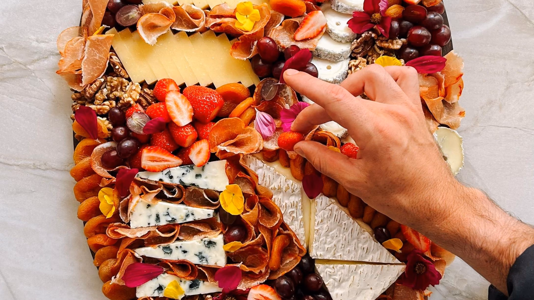 Comment composer un plateau apéritif aussi beau que gourmand ? 3 règles à connaître !