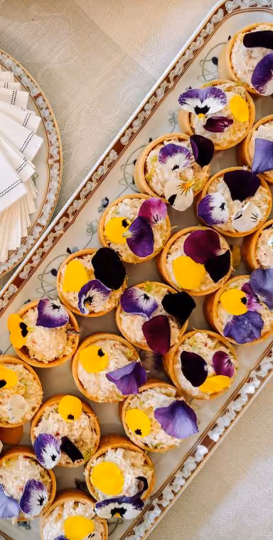 Pièces cocktails couvertes de pétales fraiches