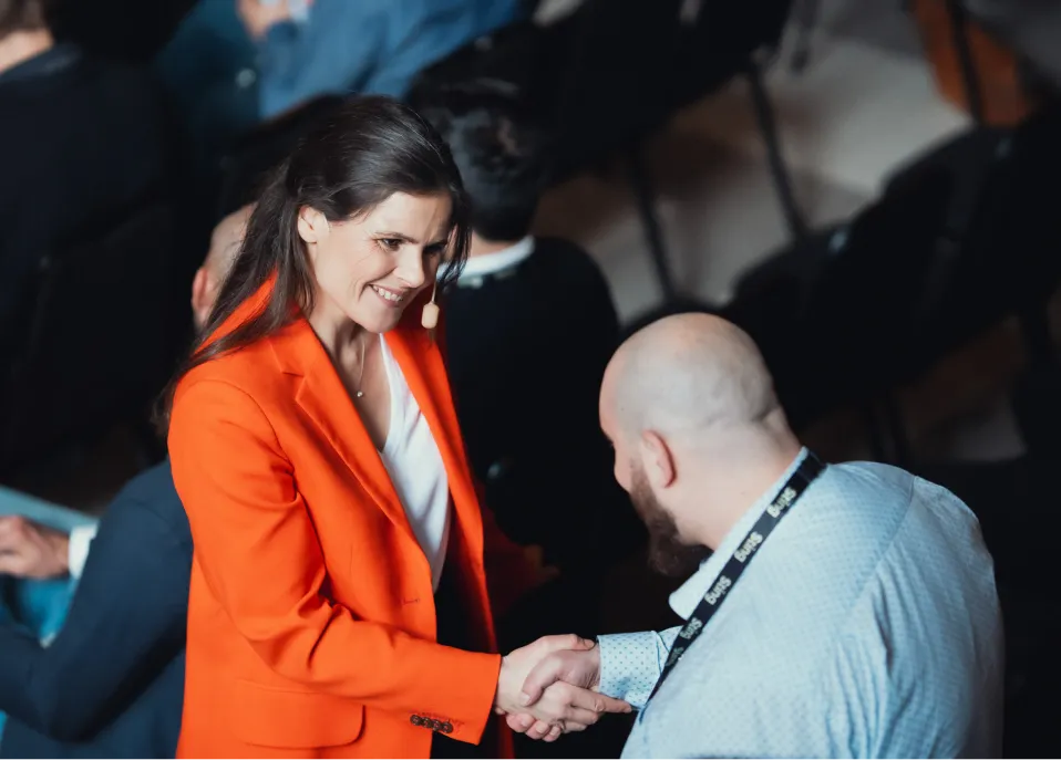 Mia de Bésche shaking a mans hand at Sting Demo day 2025
