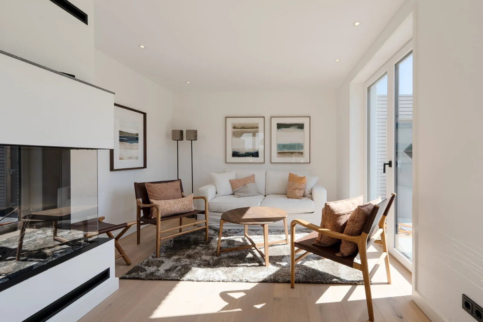Schlafzimmer unter Dachfenstern mit grünen Sesseln