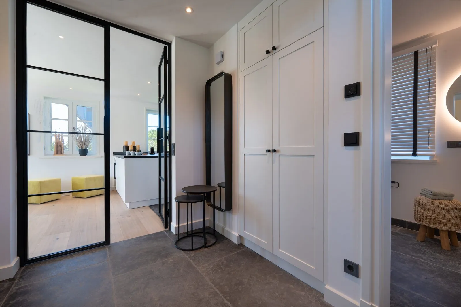 Badezimmer mit freistehender Badewanne und Loungemöbeln
