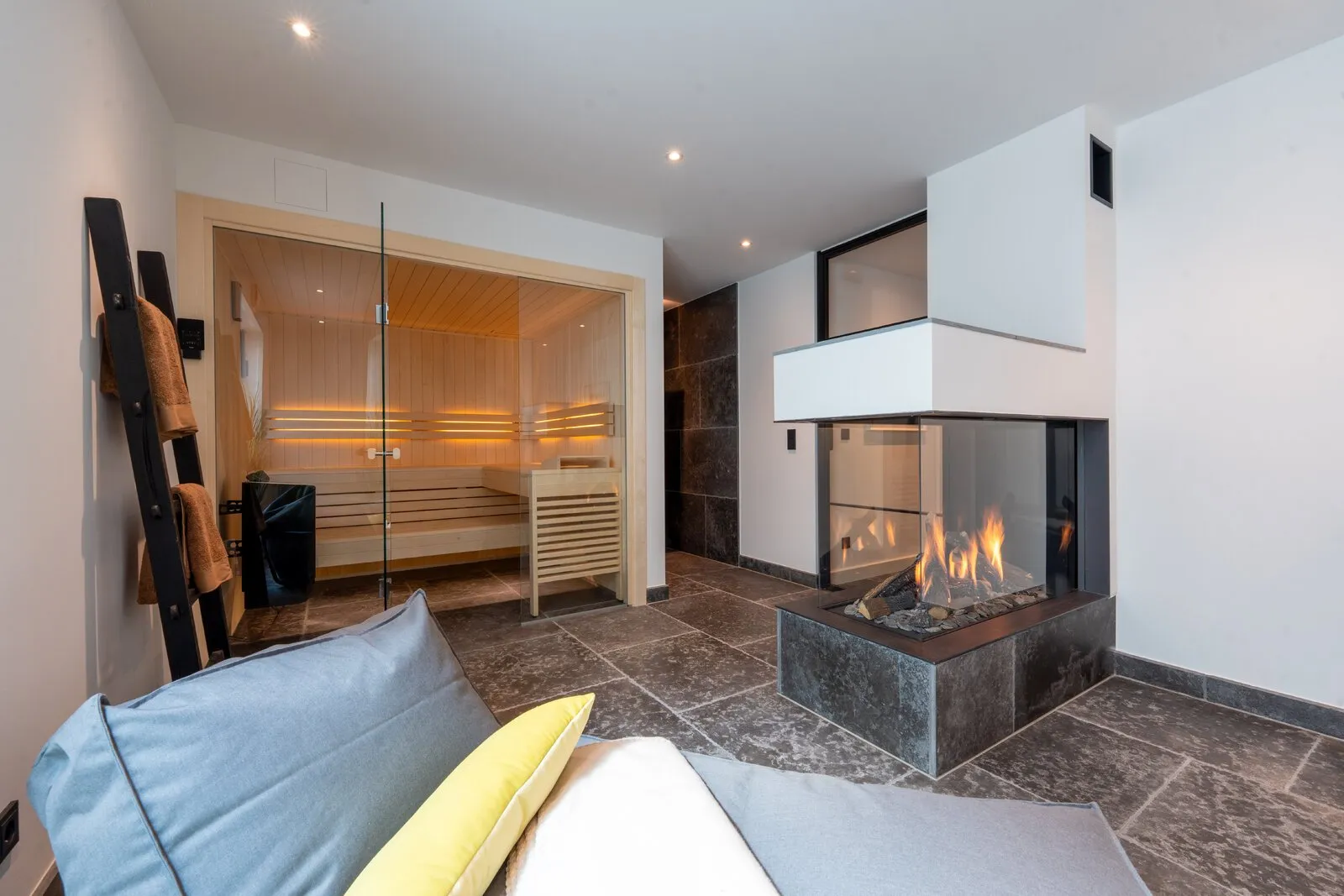 Wellnessbereich mit Sauna und Kamin im Untergeschoss