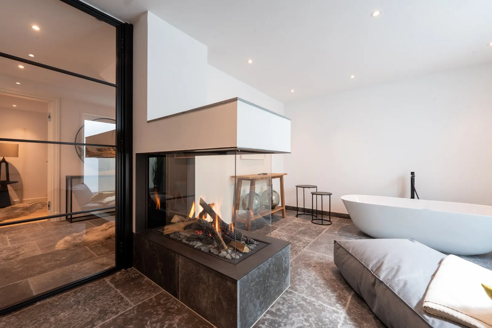 Giebeldetail mit rundem Fenster in der Backsteinfassade