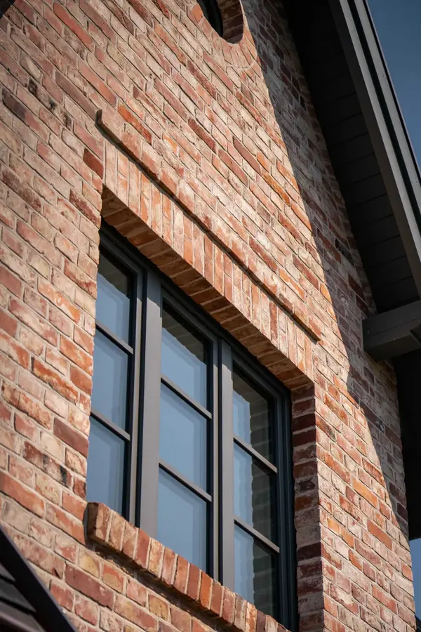 Detail der Backsteinfassade mit bodentiefem Fenster