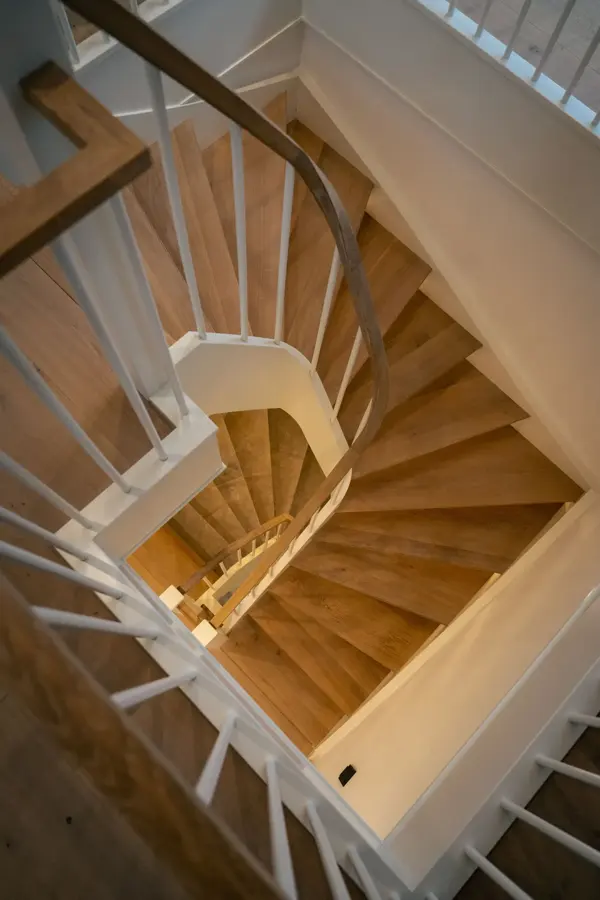 Blick von oben in die hölzerne Wendeltreppe