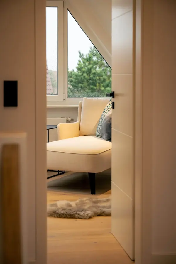 Heller Polstersessel am Fenster