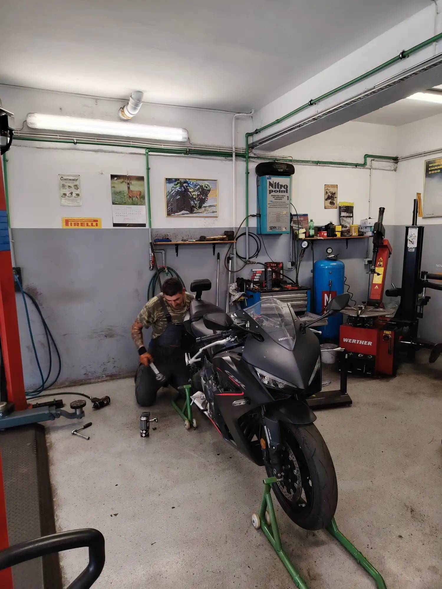 Majstor u radionici obavlja servis motociklističkih guma – Vulkanizacija Ivan Zagreb.