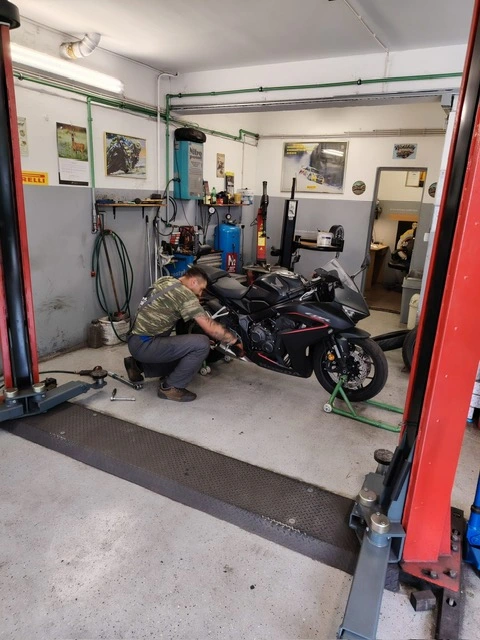 Zamjena i balansiranje guma na motoru – profesionalna usluga vulkanizacije u Zagrebu.