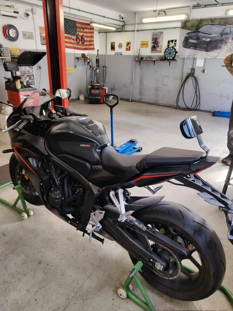 Motocikl na stalku spreman za zamjenu guma u radionici Vulkanizacija Ivan.