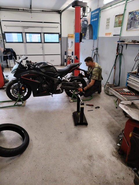 Popravak i montaža gume na motociklu – stručni vulkanizerski rad.