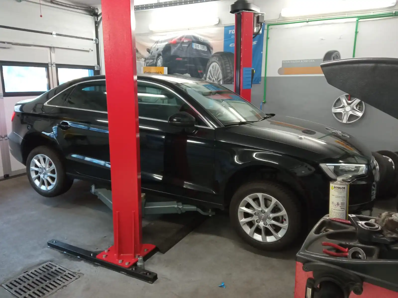 Automobil na dizalici u vulkanizerskoj radionici – pregled i balansiranje kotača.