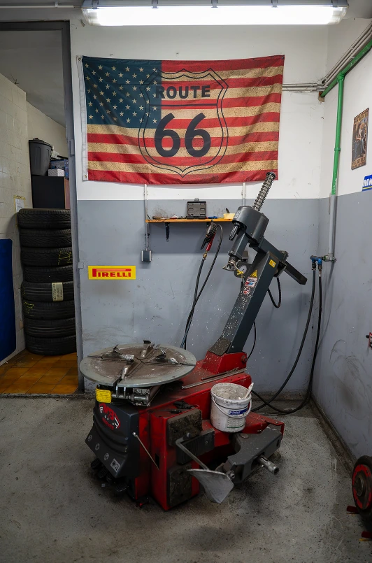 Profesionalni stroj za montažu gume na felgu u vulkanizacijskoj radionici.