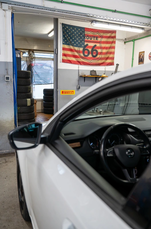 Unutrašnjost vulkanizacijske radionice – moderna oprema i uredan radni prostor.