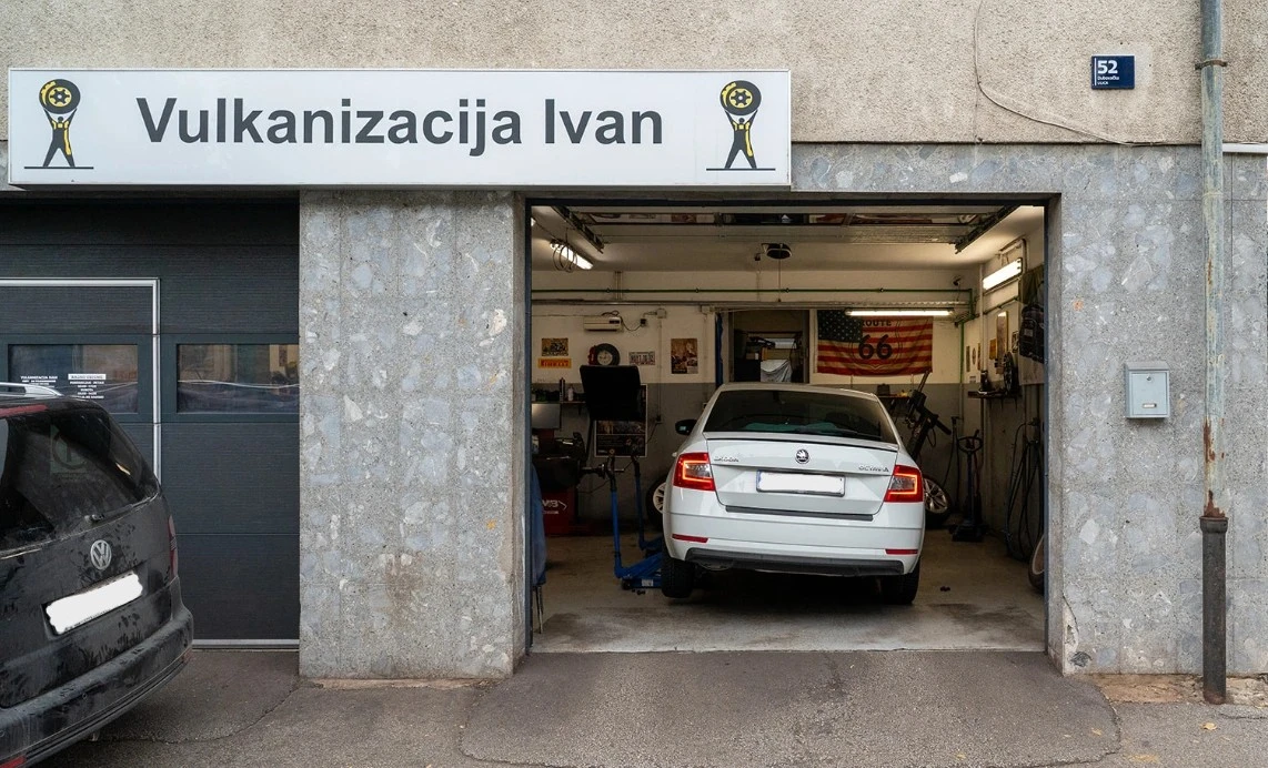 Automobil na dizalici ispred radionice Vulkanizacija Ivan – servis guma u Zagrebu.