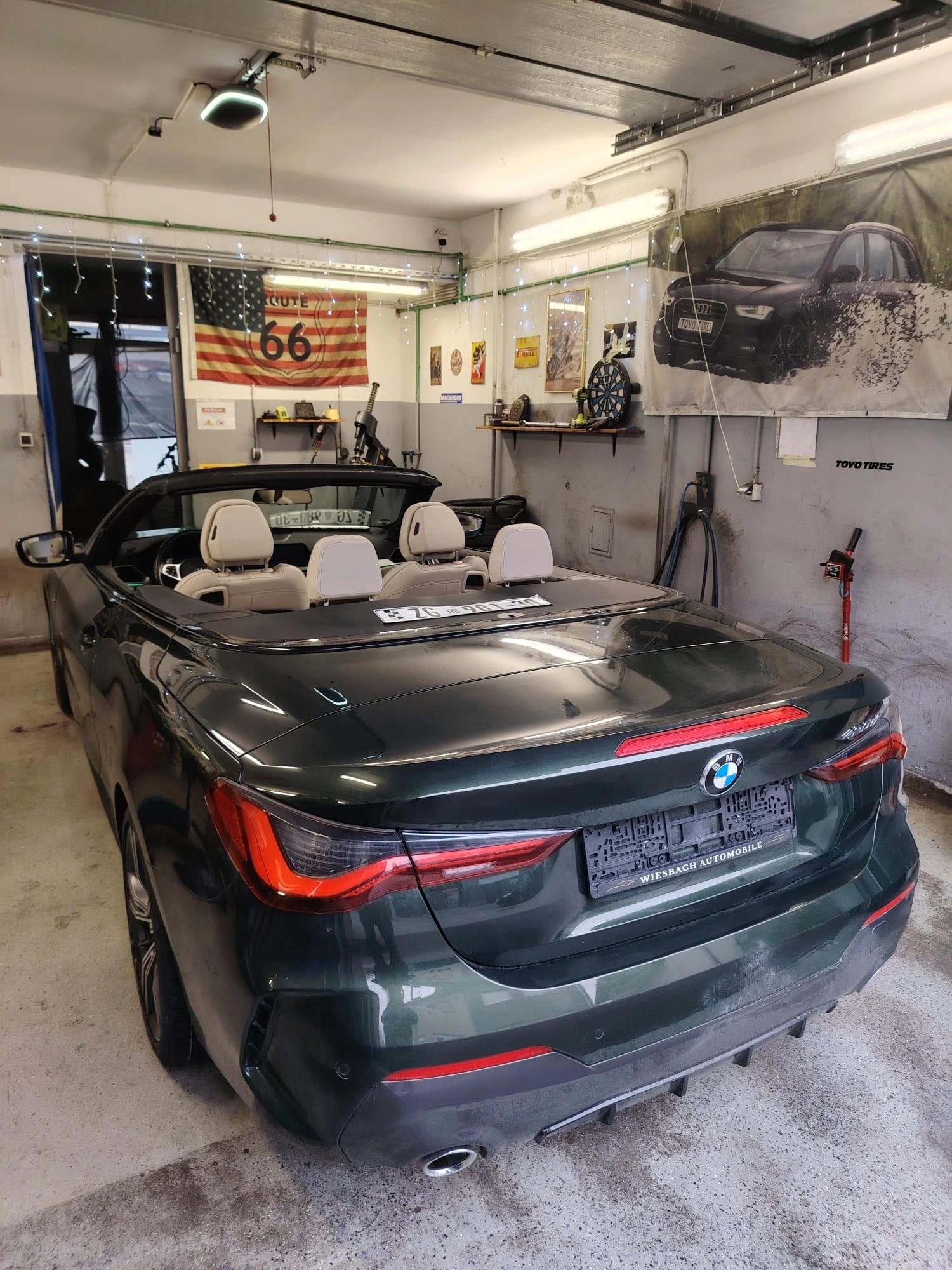 BMW Serije 4 fotografiran straga ispred vulkanizacijske radionice tijekom servisa guma.