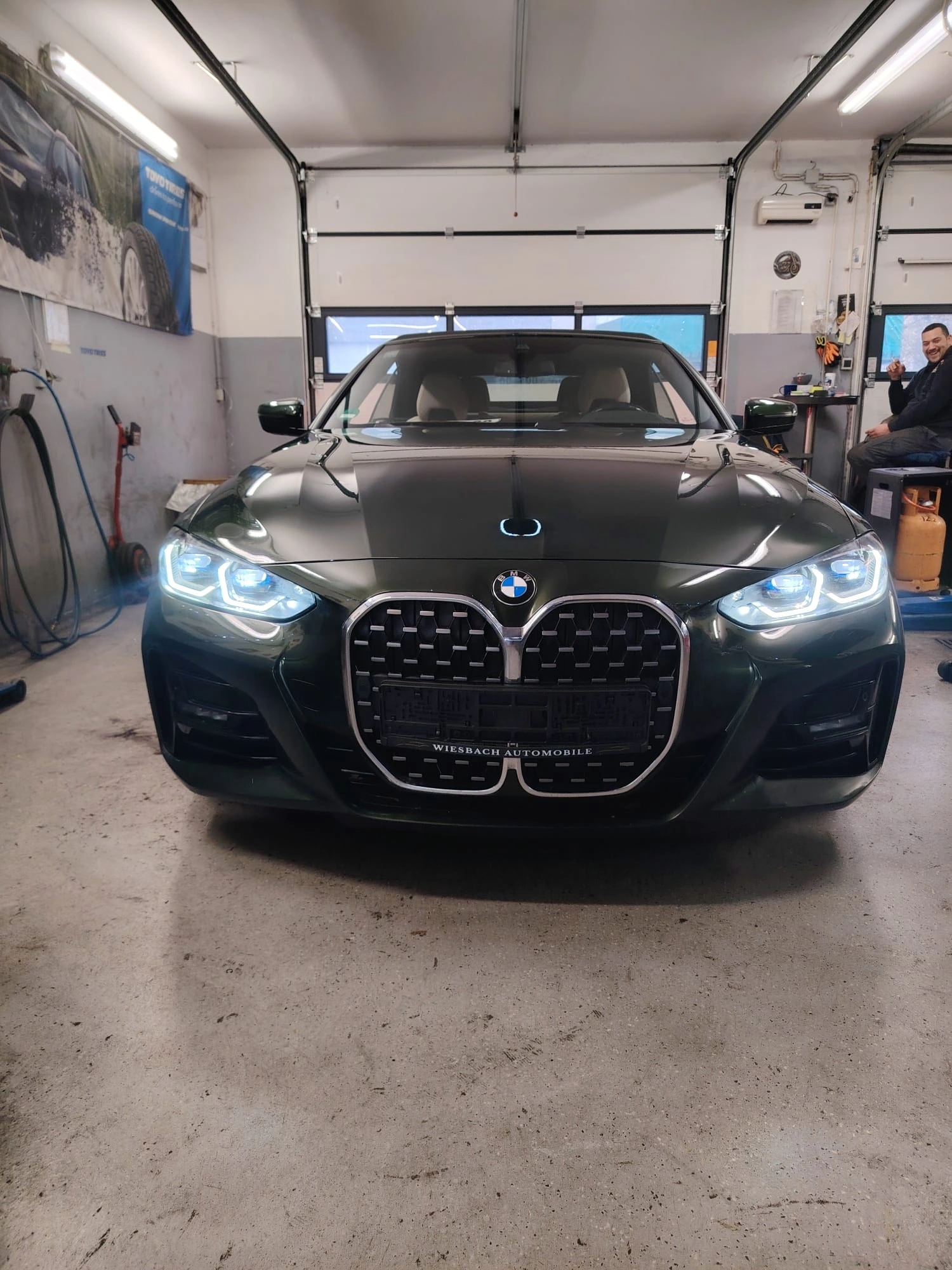 Prednji dio BMW-a Serije 4 tijekom profesionalnog servisa guma.