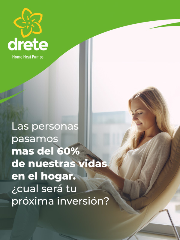 Mujer en el living de su casa leyendo un libro relajada.