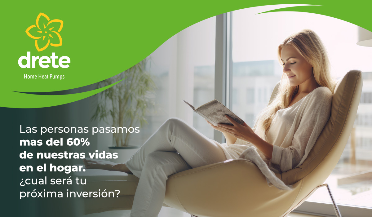 Mujer en el living de su casa leyendo un libro relajada.