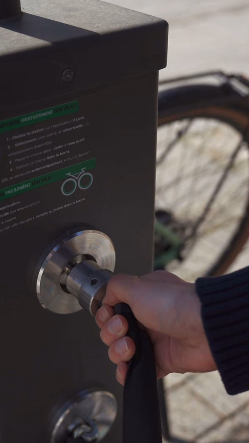 Borne V-Lock verrouillée avec un vélo