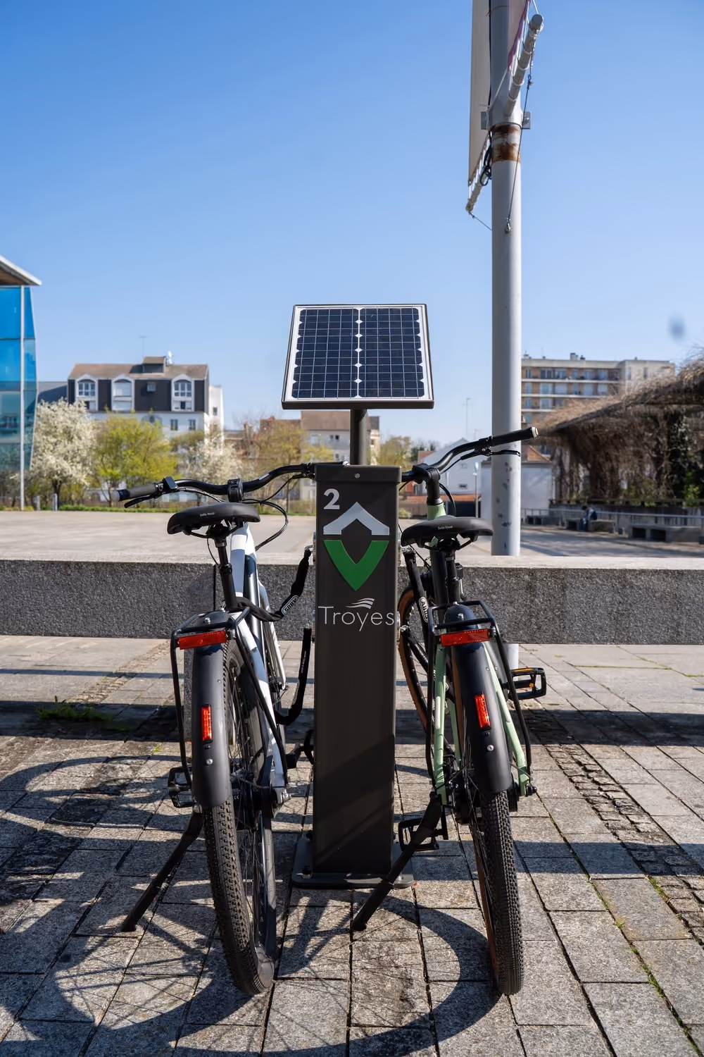 Deux vélos électriques garés sur une borne V-Lock solaire de la Ville de Troyes