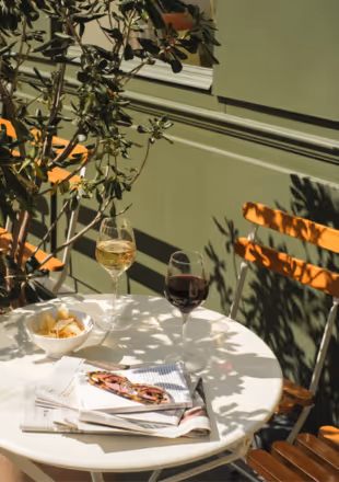 Dégustation de vin sur la terrasse Orso Hotels Paris